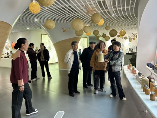 县人社局组织开展“观文旅景象 促文旅发展”“我们的节日 重阳”主题实践活动